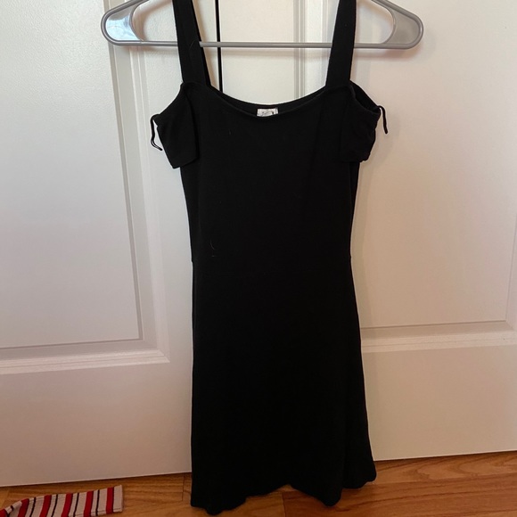 Black Off the shoulder Dress - Picture 2 of 4